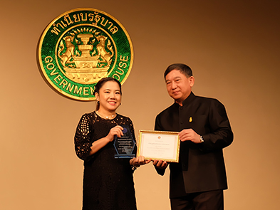 ปูนอินทรีรับมอบโล่ และเกียรติบัตรหน่วยงานที่ให้การสนับสนุนโครงการเสริมสร้างคุณภาพชีวิตของนักเรียนในโรงเรียนที่ด้อยโอกาส