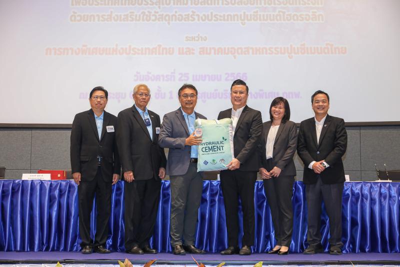 ปูนอินทรี ร่วมพิธีลงนามระหว่างสมาคมอุตสาหกรรมปูนซีเมนต์ไทย และการทางพิเศษแห่งประเทศไทน เพื่อผลักดันการใช้งานปูนซีเมนต์ไฮดรอลิก
