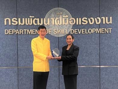 ปูนอินทรีรับรางวัลเชิดชูเกียรติผู้ทำคุณประโยชน์ กระทรวงแรงงาน
